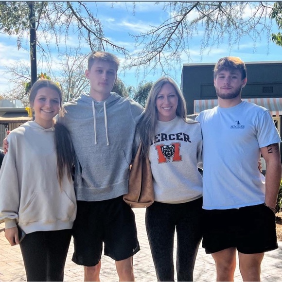 Meet your Posher, Jenn - Picture 2 of 7